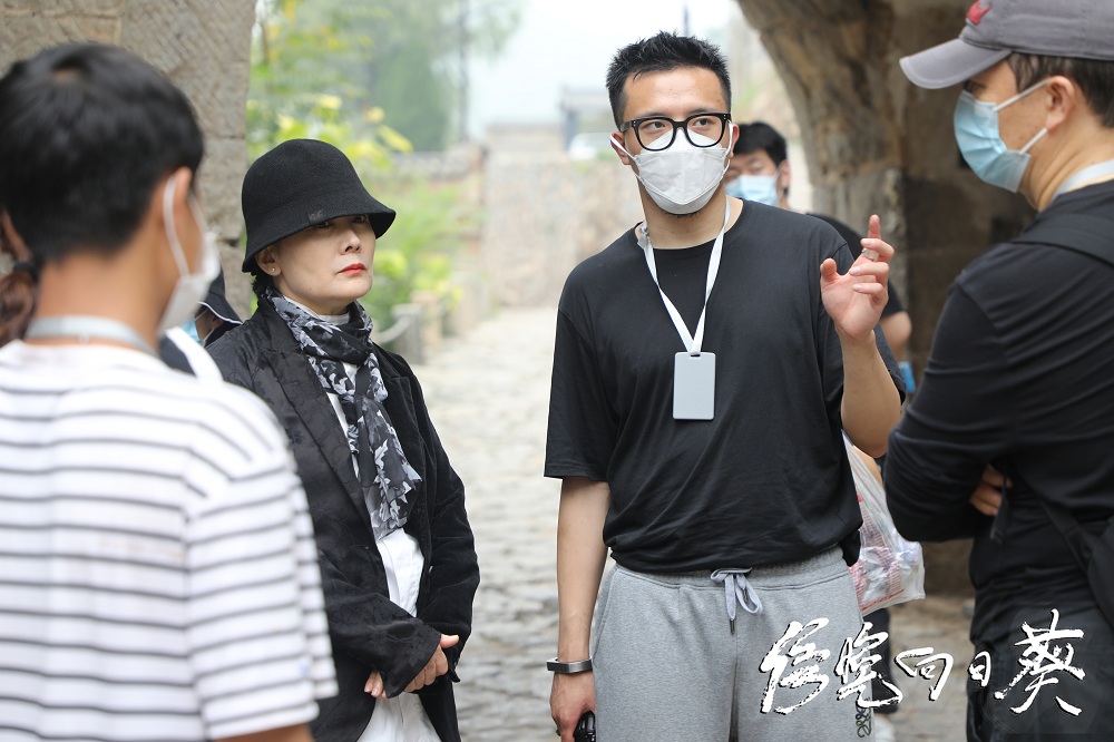 电影《傍晚向日葵》曝导演特辑 电影就是信以为真
