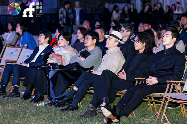1713604010943009.jpg 5、图片自左向右依次为:演员祖峰,中国台湾制片人_监制焦雄屏,Boss直聘董事长兼CEO赵鹏,编剧_导演_北京大学教授陈宇,中国香港导演许宏宇,演员于适.jpg