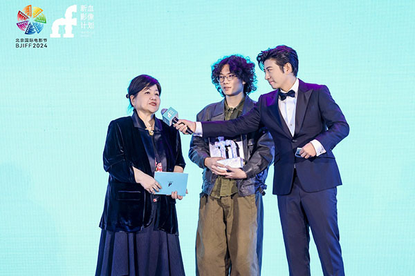 1713604054206368.jpg 9、评委主席焦雄屏为青年影人颁发证书.jpg