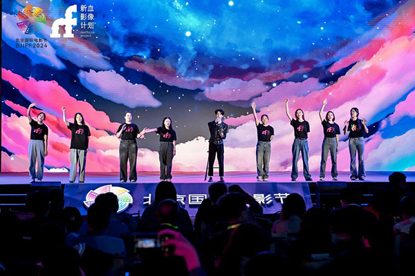 1713604068212326.jpg 10、新血志愿者大使许天奇与志愿者合唱.jpg