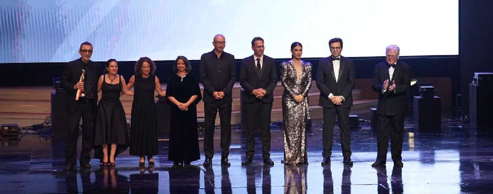 导演管虎获开罗国际电影节终身成就奖 将金字塔奖杯视为创作新起点